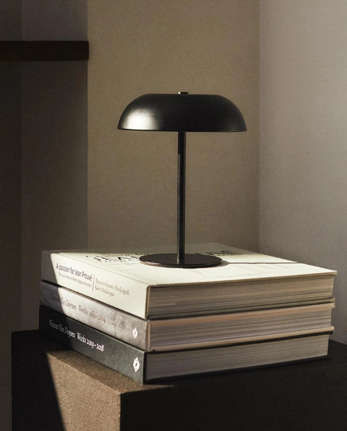 Noemi Contour Rechargeable Metal Table Lamp – product view 5